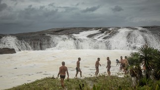 Banhistas contemplam a força do mar em Itacoatiara  — Foto: Ana Branco