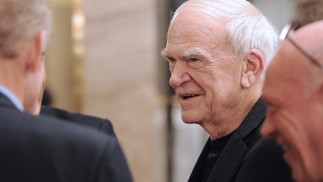 Milan Kundera vai a aniversário de filósofo Bernard-Henri Levy, em 2010 — Foto: Miguel MEDINA / AFP