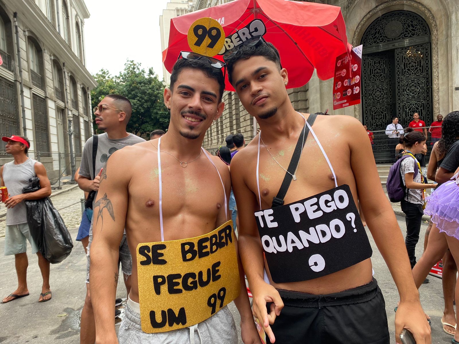 Foliões fazem ''campanha'' para ''se dirigir não beba'' no bloco da Lexa — Foto: Vittoria Alves