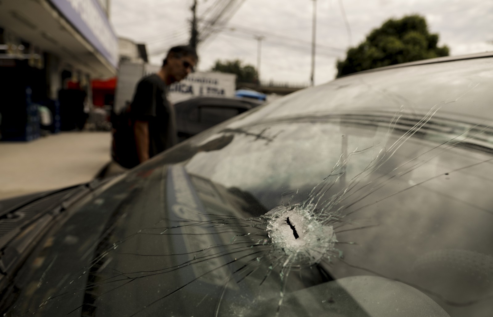 Marcas de tiro podem ser vistas em diferentes lugares: carros, estabelecimentos, paredes e outros. — Foto: Gabriel de Paiva / Agência O Globo