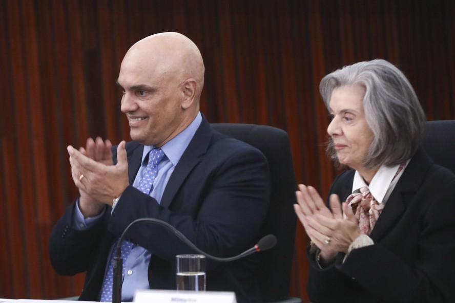 Os ministros Alexandre de Moraes e Cármen Lúcia durante sessão do Tribunal Superior Eleitoral (TSE)