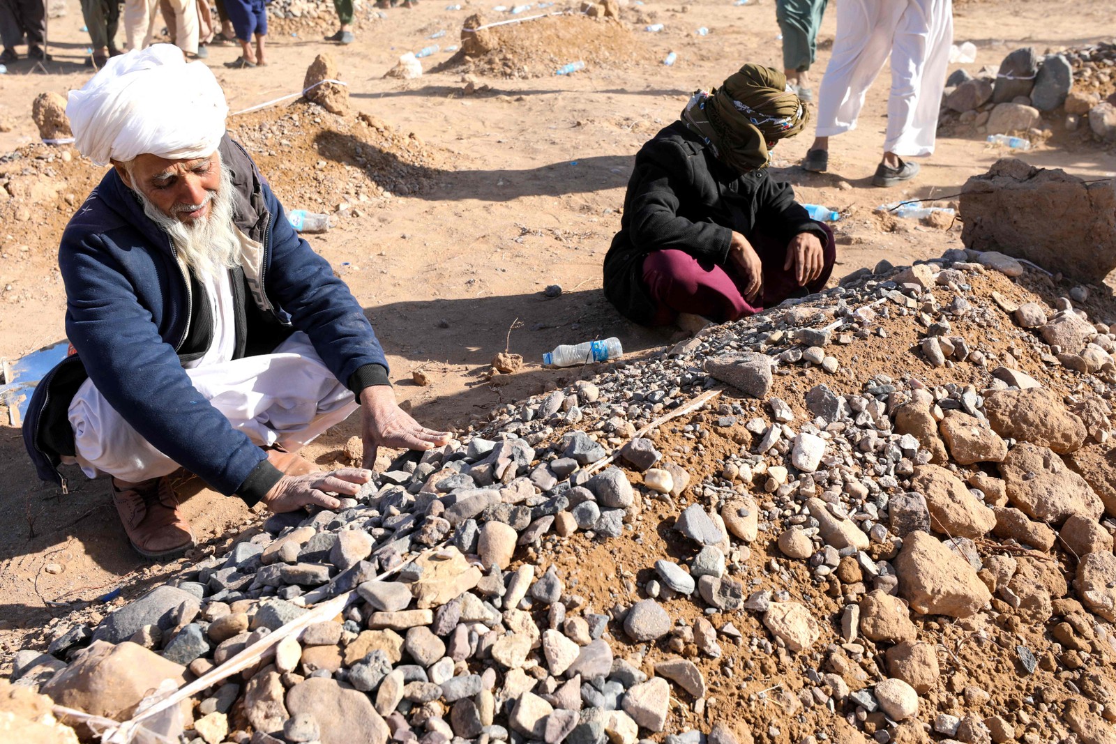 Mais de duas mil pessoas morreram no terremoto de magnitude 6,3 que abalou a região de Herat, no oeste do Afeganistão, neste sábado — Foto: Mohsen KARIMI / AFP