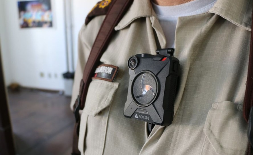 Exemplo de uma das câmeras corporais que podem ser implementadas ao uniforme de policiais