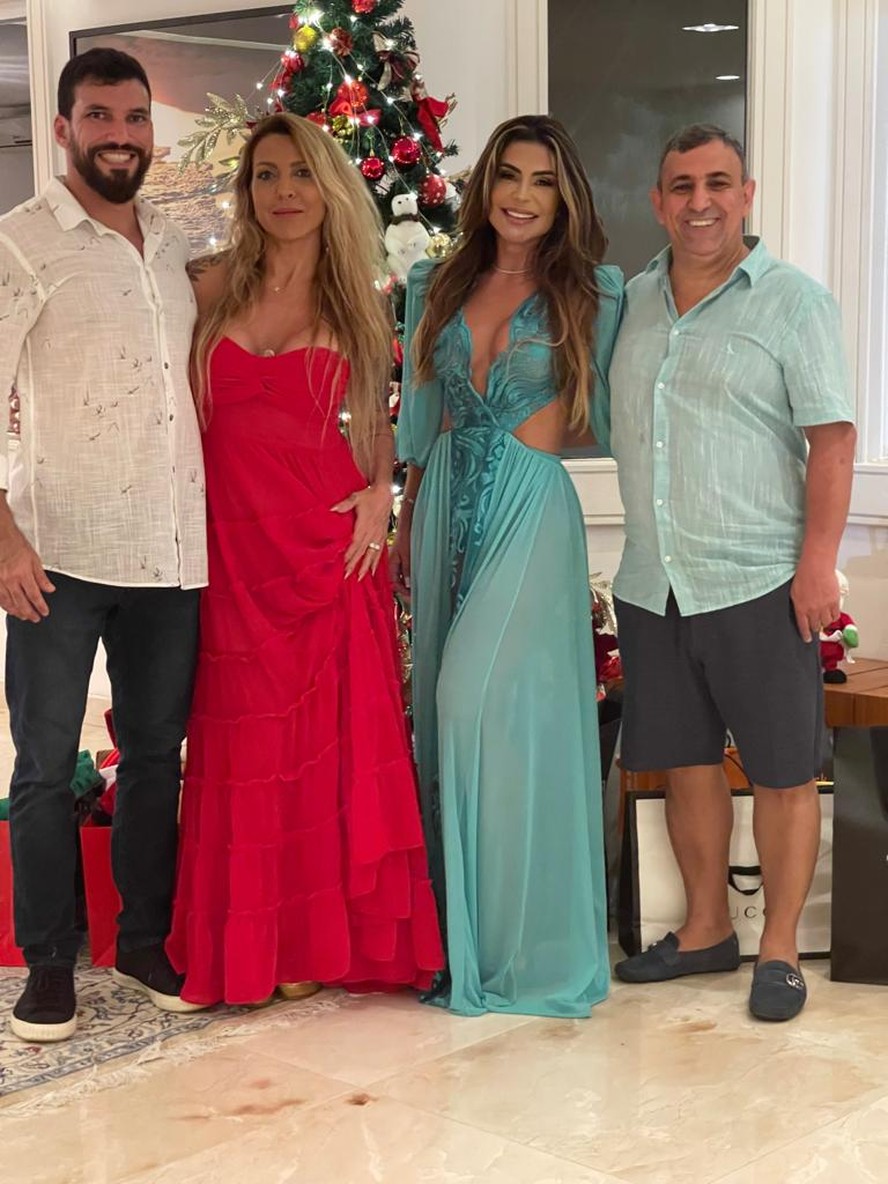 Juíza Tula Corrêa de Melo (à esquerda) em festa de Natal na casa de Marcelo Simões Mesqueu (à direita), o Marcelo Cupim,  denunciado na Operação Fim da Linha Marcelo