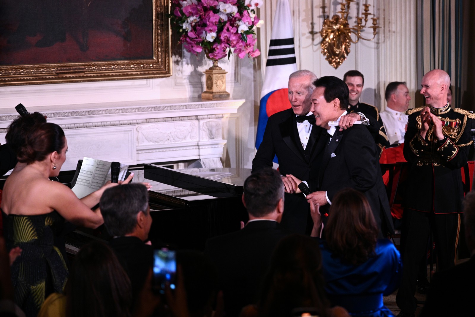 Os dois presidentes falam ao palco durante evento na Casa Branca, em Washington, nesta quarta-feira — Foto: Brendan Smialowski/AFP