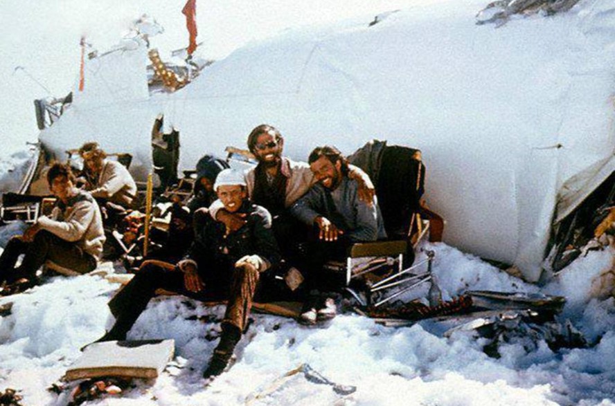 Sobreviventes perto do resto do avião que caiu na Cordilheira dos Andes, em 1972