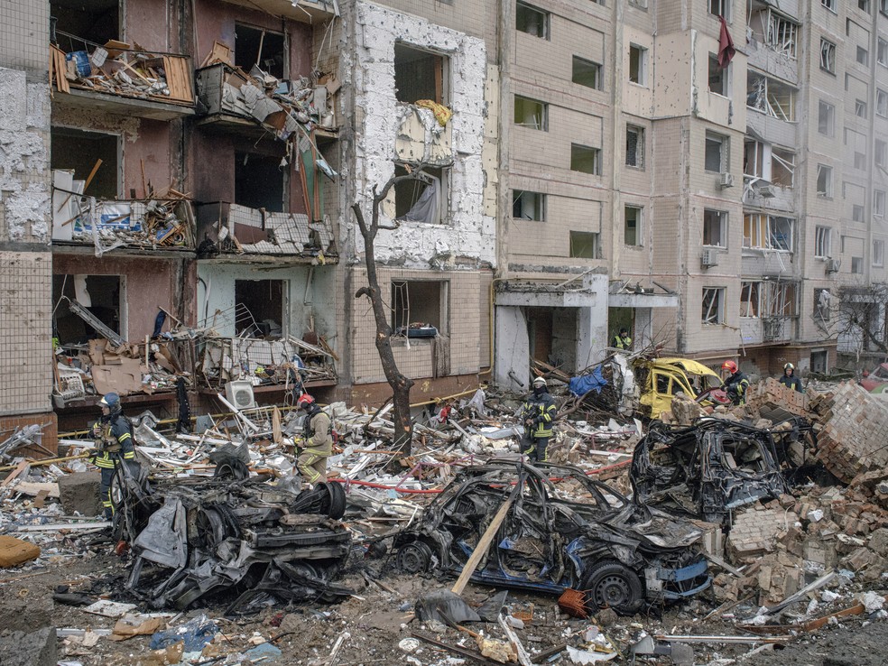 Socorristas atuam no local de um ataque de míssil russo em um prédio residencial em Kiev, na terça-feira, na Ucrânia — Foto: Laura Boushnak/The New York Times