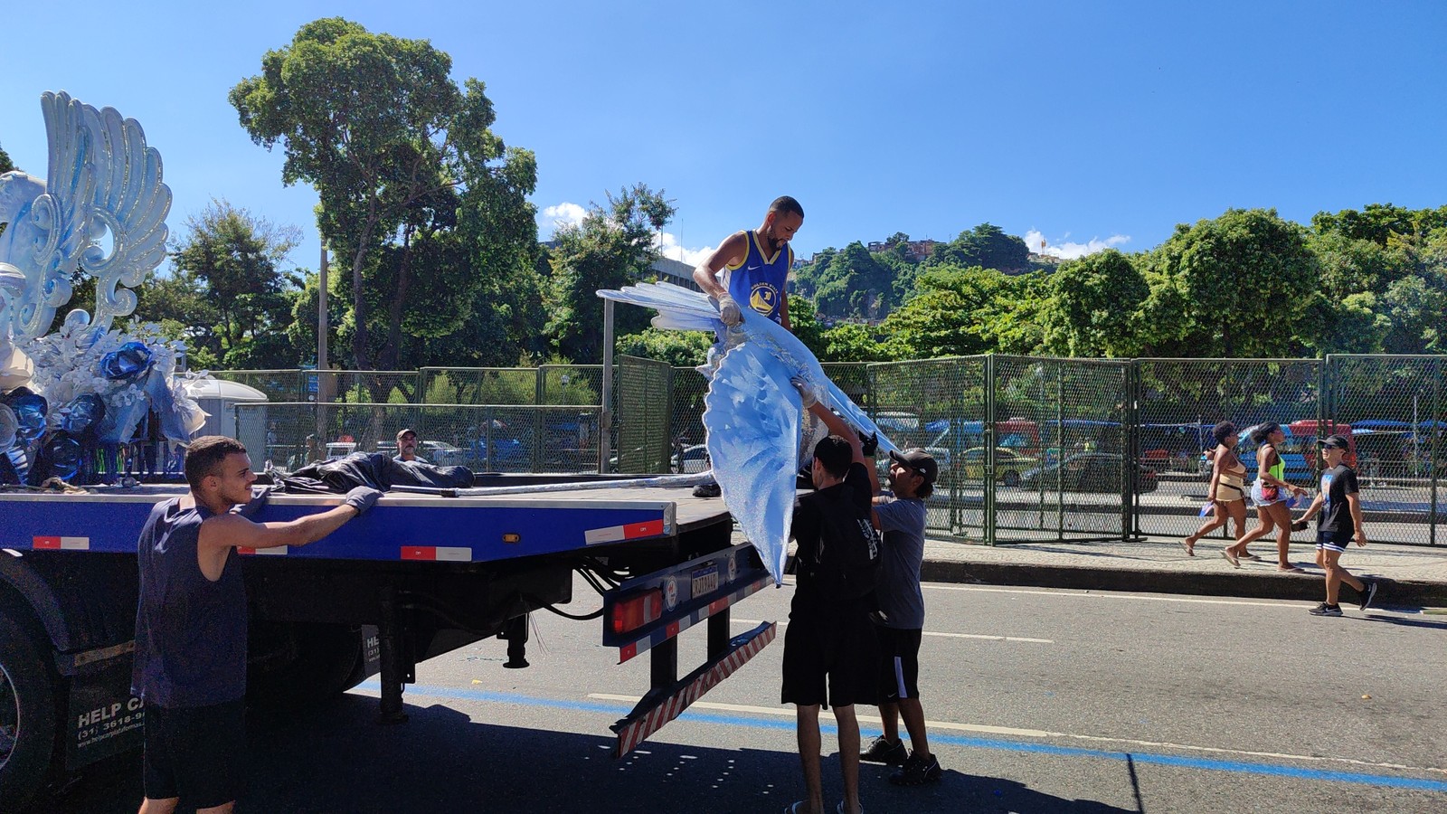 Trabalho duro para que tudo esteja pronto na hora do desfile — Foto: Carmélio Dias