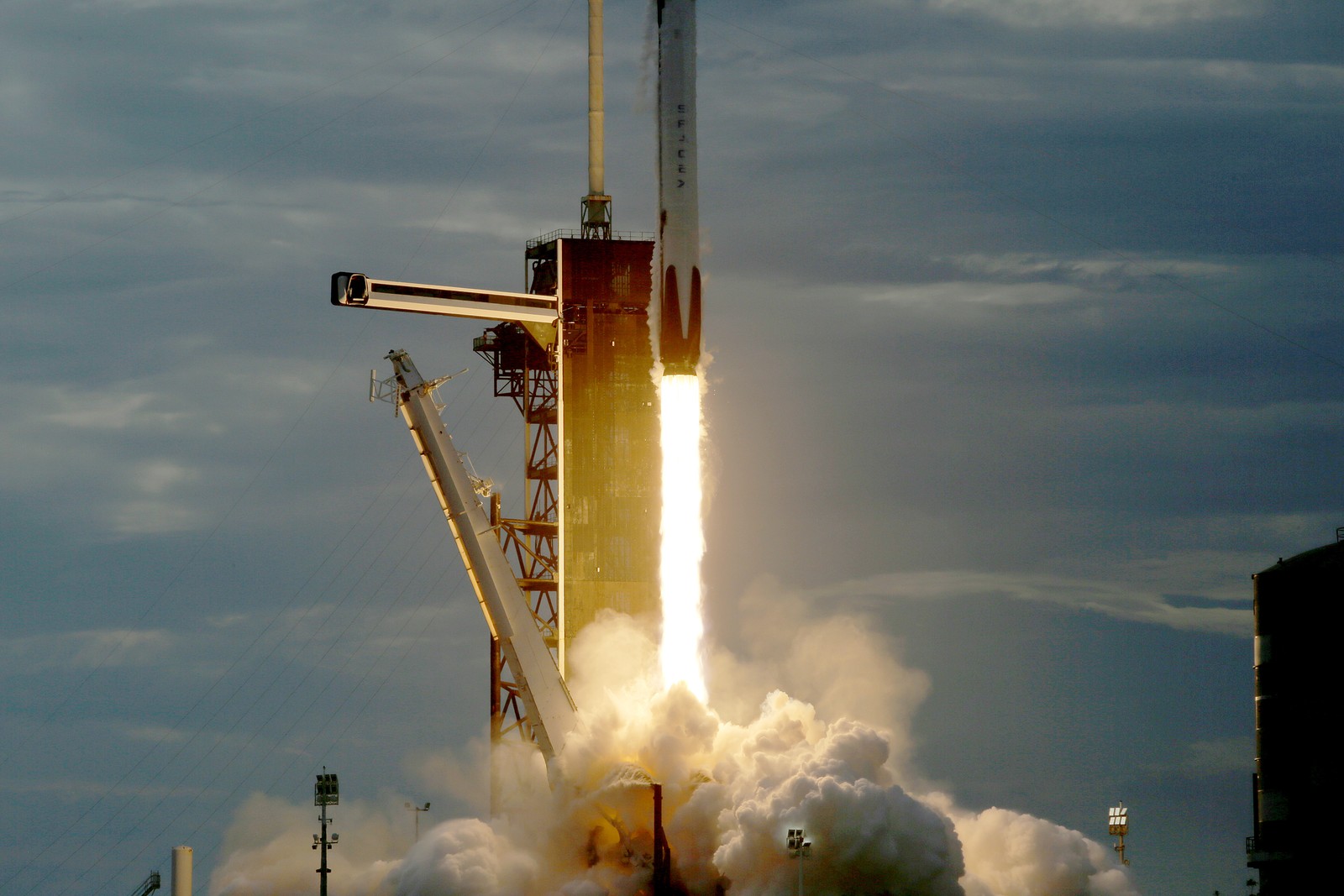 Dois astronautas sauditas viajam rumo à Estação Espacial Internacional — Foto: AFP