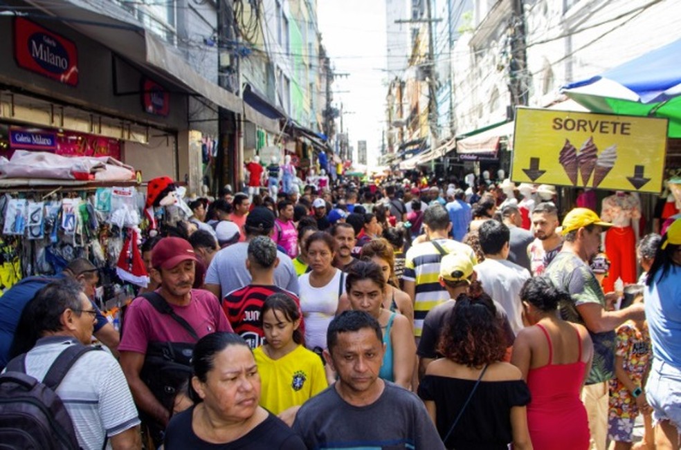 Movimentação no centro da capital amazonense, Manaus, uma das maiores cidades do país — Foto:  Julcemar Alves/Onzex Press e Imagens/Agência O Globo