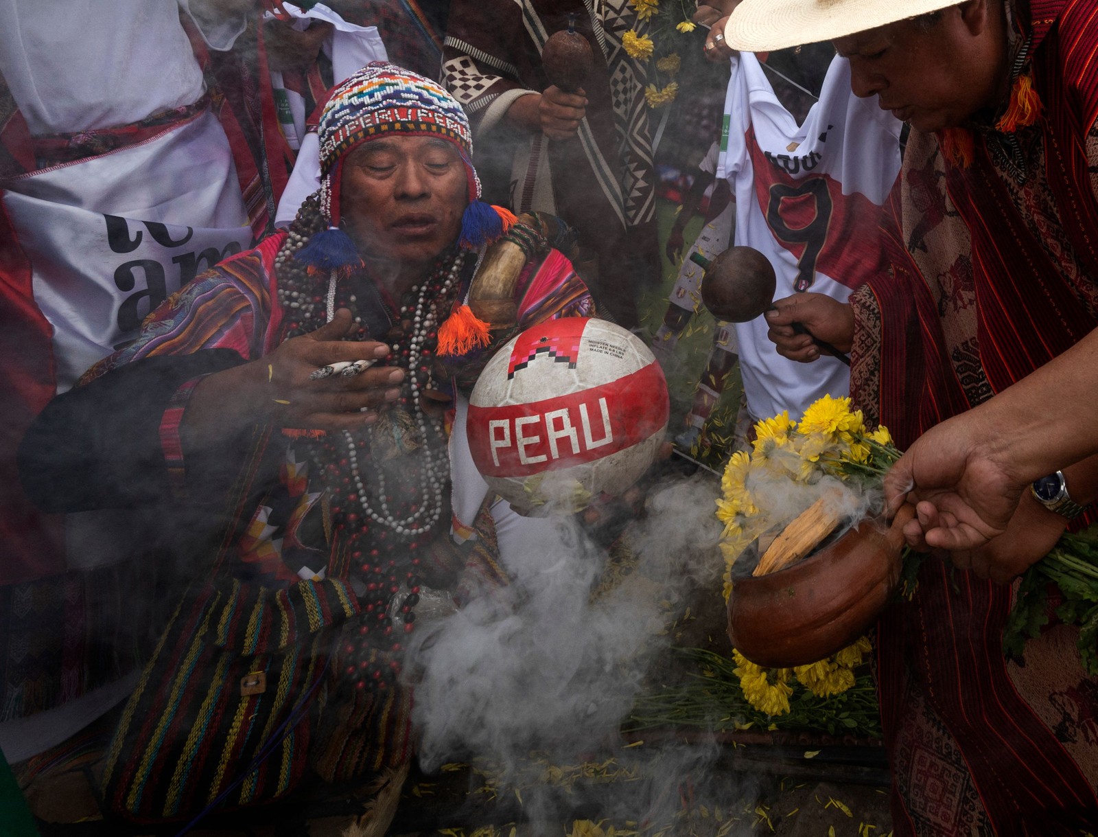 Xamãs peruanos realizam um ritual em Lima em apoio à seleção do Peru — Foto: CRIS BOURONCLE/AFP