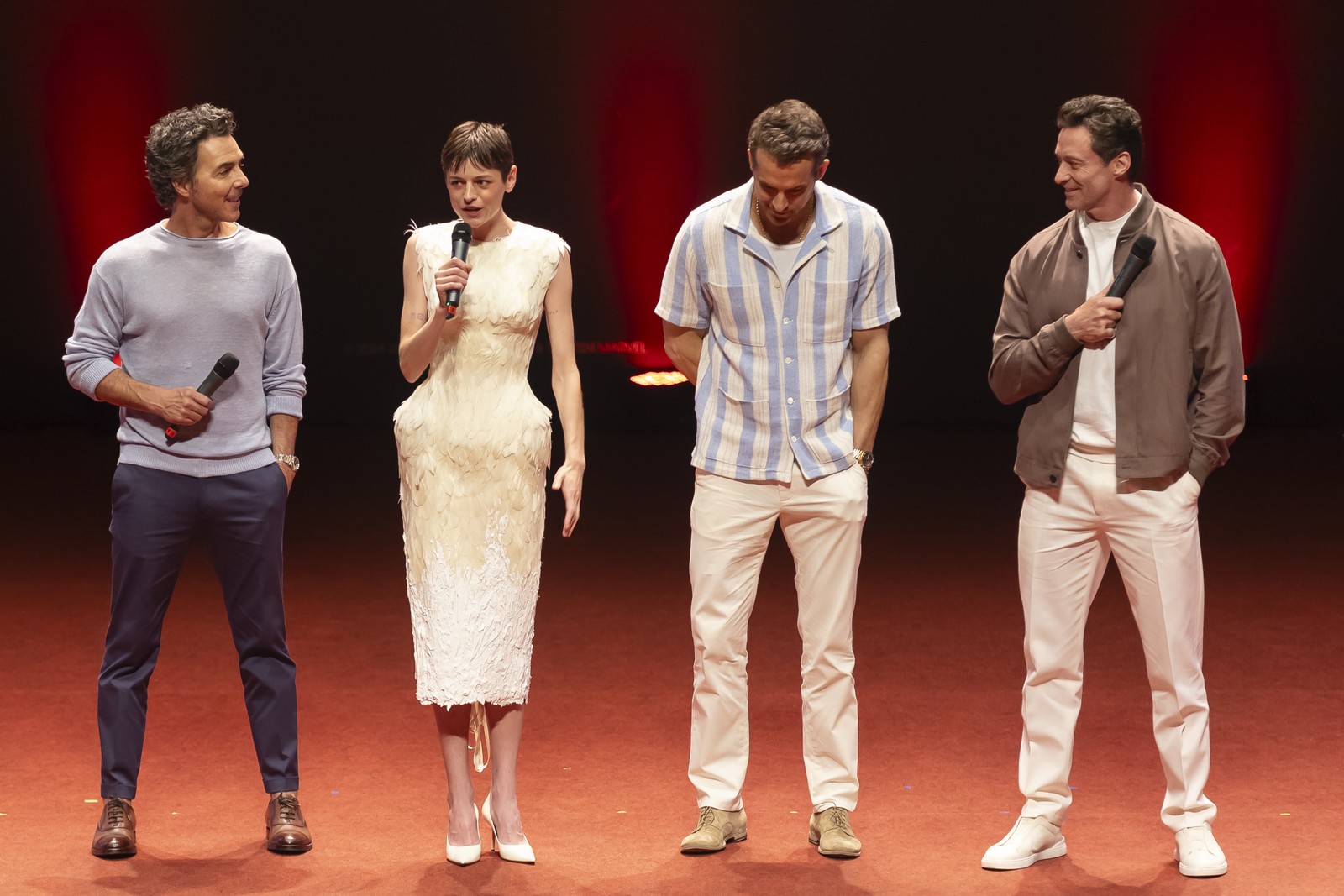 Shawn Levy, Emma Corrin, Ryan Reynolds e Hugh Jackman na Cidade das Artes, no Rio, para evento de "Deadpool & Wolverine" — Foto: Leo Martins / Agencia O Globo