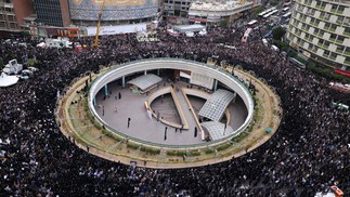 Iranianos se reúnem na Praça Valiasr, no centro de Teerã, para lamentar a morte do presidente Ebrahim Raisi, do ministro das Relações Exteriores Hossein Amir-Abdollahian e de sete outras pessoas em um acidente de helicóptero — Foto: ATTA KENARE/AFP