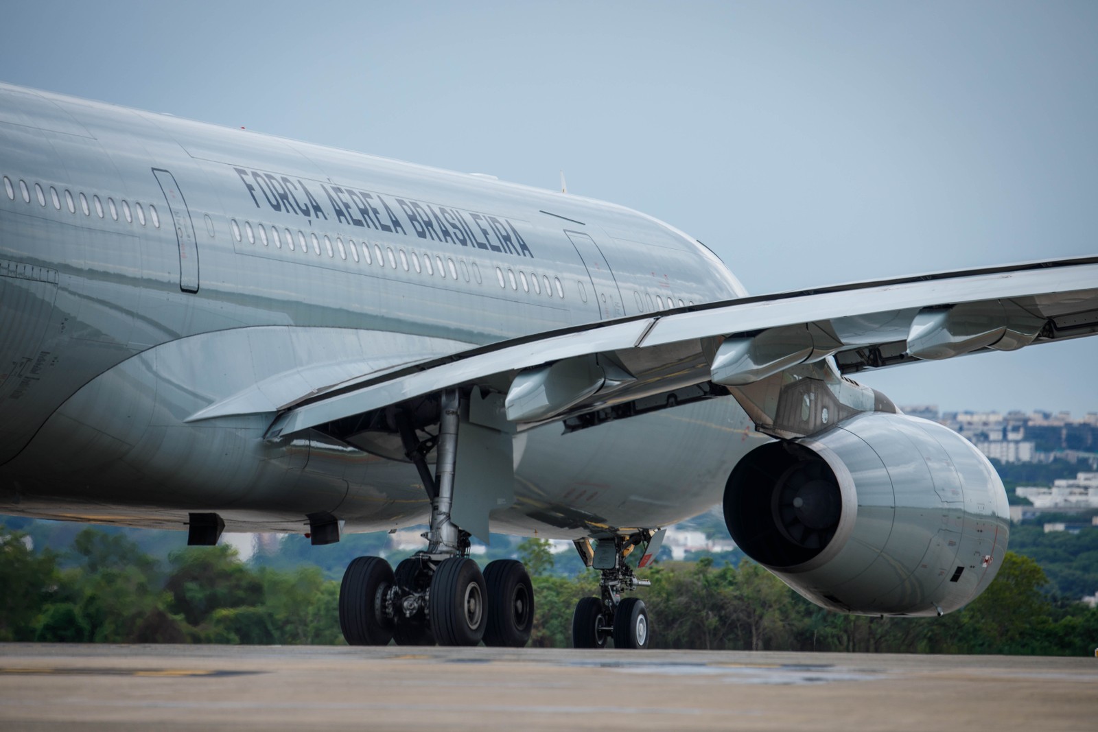 Serão seis aviões mobilizados para a repatriação; foto mostra a 2ª aeronave enviada pela FAB a Israel — Foto: Brenno Carvalho/Agência O Globo