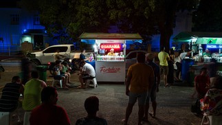 Na Praça Brasil, em Belém, duas das muitas barraquinhas que vendem o 'guaraná da Amazônia' e outros pratos típicos do Pará — Foto: Alessandro Falco/The New York Times