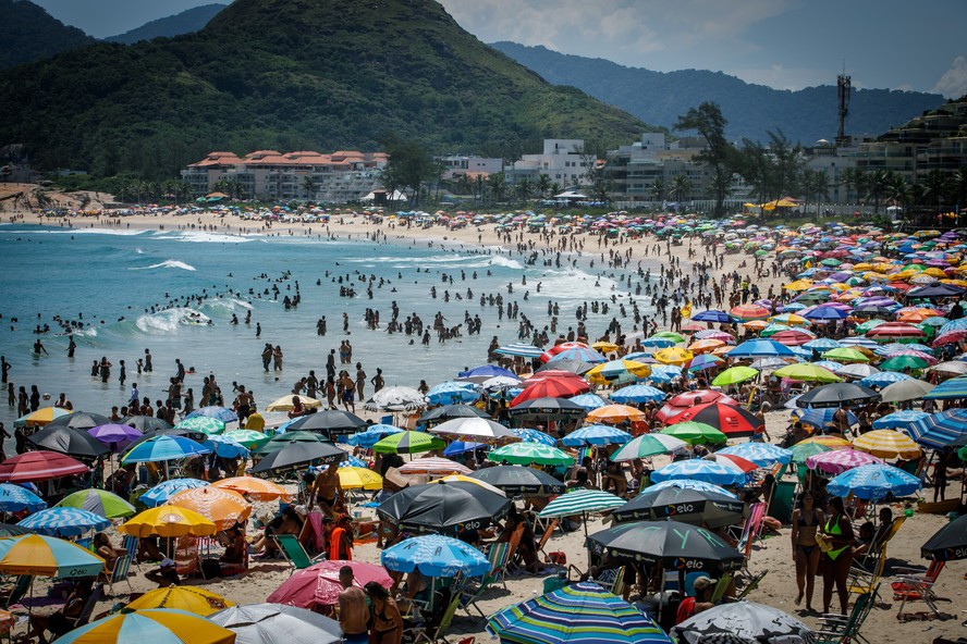 Banhistas aproveitam praia no bairro do Recreio dos Bandeirantes, na Zona Oeste do Rio