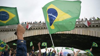 Atletas da delegação brasileira durante a cerimônia de abertura dos Jogos Olímpicos de Paris 2024 — Foto: CARL DE SOUZA / POOL / AFP