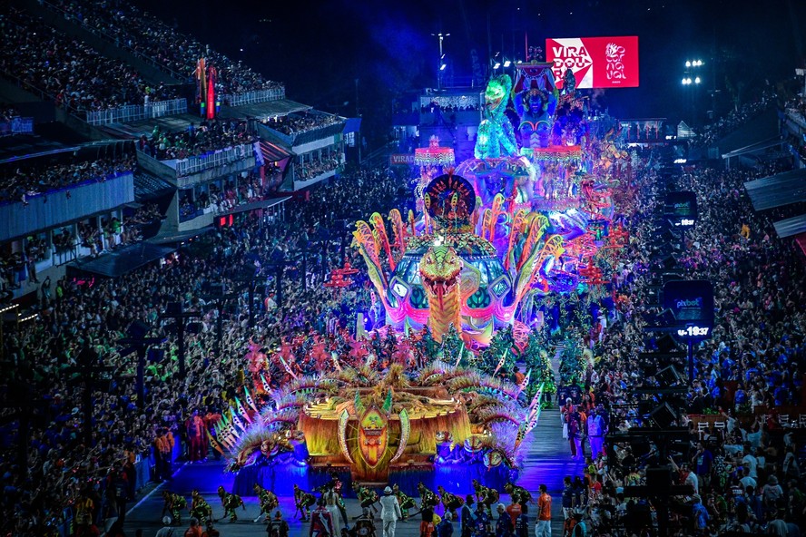 Público assiste ao desfile da Viradouro, campeã do carnaval em 2024