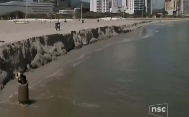 Uma estrutura de concreto surgiu enterrada na areia. Ela pertenceu a um antigo restaurante flutuante — Foto: Reprodução NSC TV