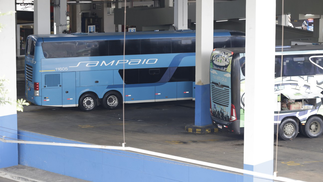 Ônibus da Viação Sampaio tem 17 pessoas sendo mantidas reféns na Rodoviária Novo Rio - Foto: Domingos Peixoto
