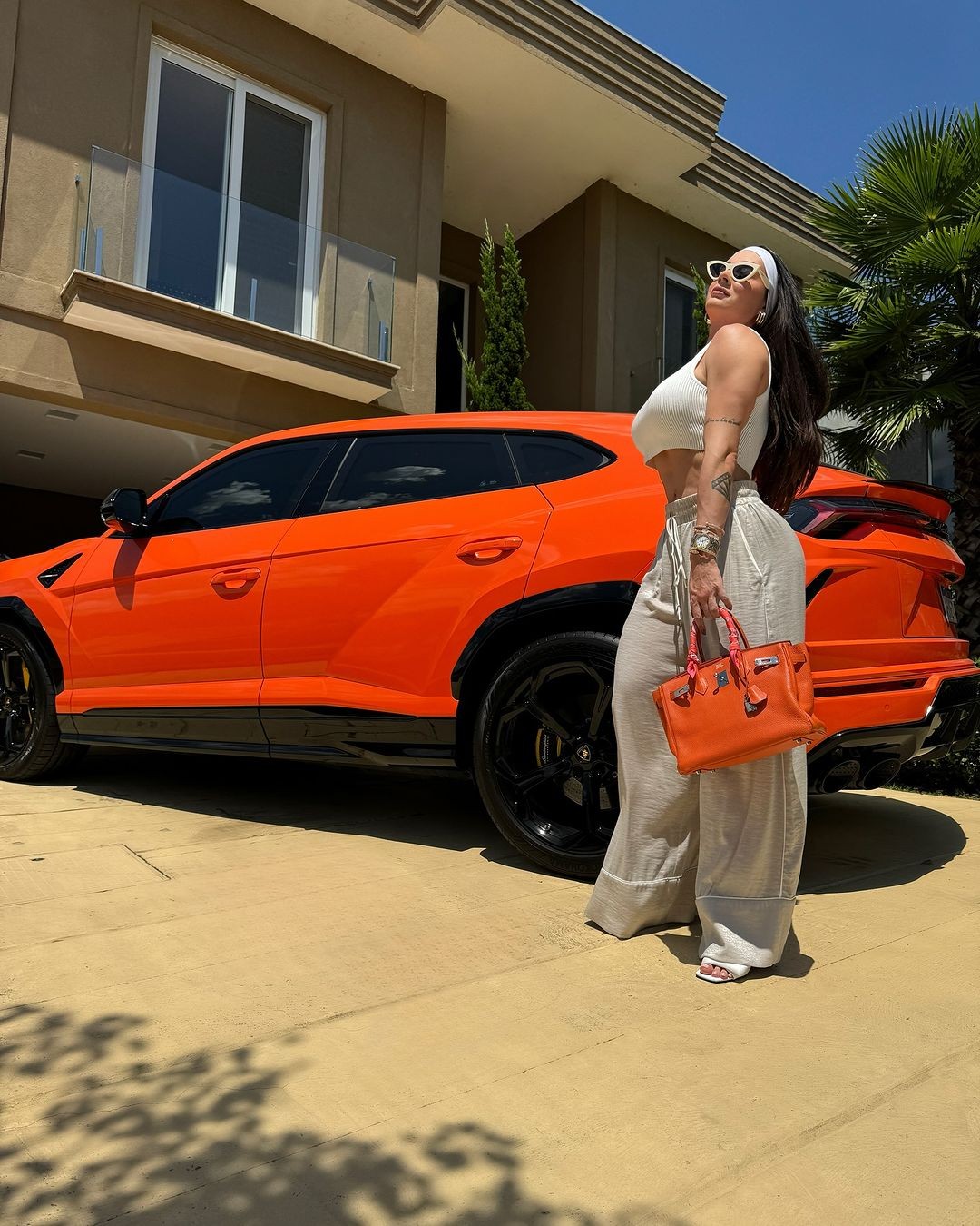 A ex-panicat gastou cerca de R$ 80 mil para pintar sua Lamborghini Urus de laranja — Foto: Reprodução/Instagram