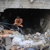 Homem palestino verifica os danos em uma casa atingida por um bombardeio israelense em Zawayda, no centro da Faixa de Gaza, em 7 de julho de 2024 - EYAD BABA/AFP