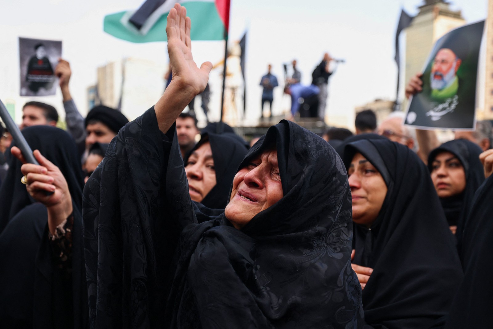 Iranianos se reúnem na Praça Valiasr, no centro de Teerã, para lamentar a morte do presidente Ebrahim Raisi, do ministro das Relações Exteriores Hossein Amir-Abdollahian e de sete outras pessoas em um acidente de helicóptero — Foto: ATTA KENARE/AFP