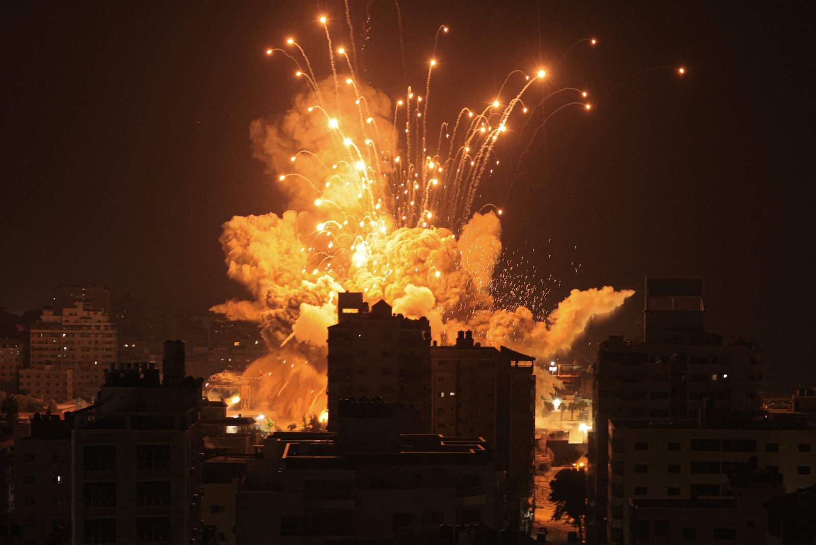 Explosão de um míssel na Faixa de Gaza em conflito entre Israel e Hamas — Foto: MAHMUD HAMS / AFP