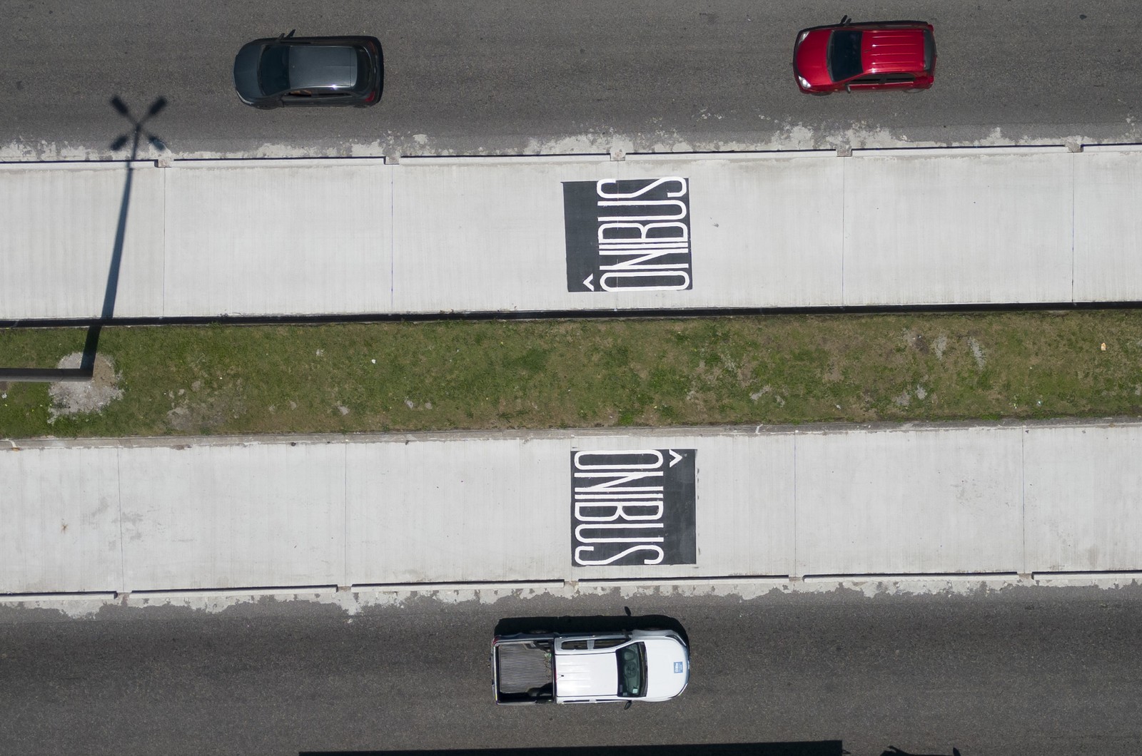 Demarcações no asfalto já indicam que pista seletiva é exclusiva para ônibus; a partir de janeiro, recebe também os BRTs — Foto: Márcia Foletto / Agência O Globo