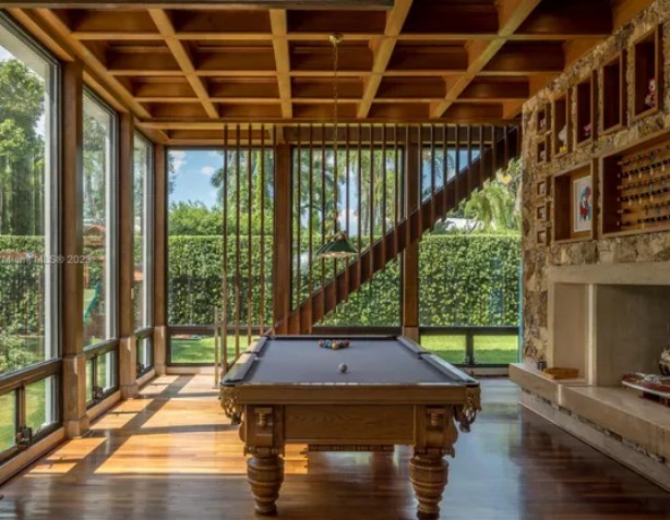 Sala de bilhar de mansão de Joe Jonas e Sophie Turner — Foto: Reprodução