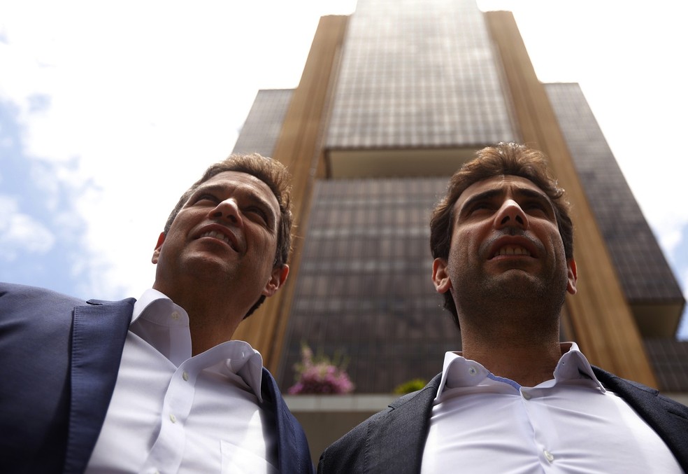 O presidente do Banco Central, Roberto Campos Neto, e o diretor de Política Monetária, Gabriel Galípolo em protesto de servidores do BC — Foto: Cristiano Mariz/Agência O Globo