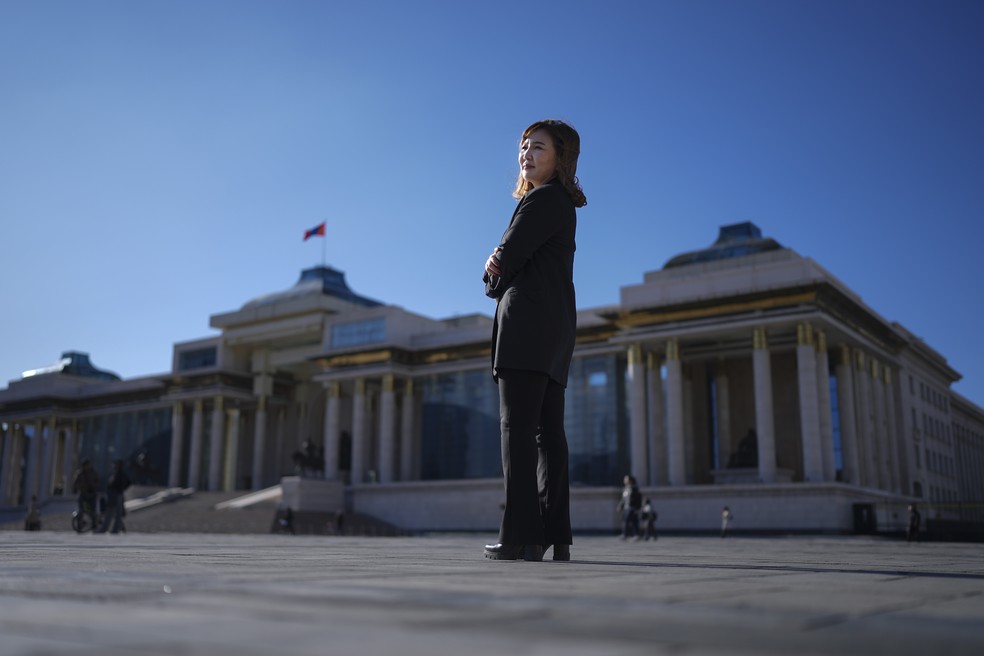 Unurtsetseg Naran, jornalista que criticou a família do 10º Bogd — Foto: Chang W. Lee/The New York Times