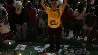 Protesto contra a PL 1904 no Rio de Janeiro - Manifestação na Cinelândia contra a PL 1904 que criminaliza a mulher que fizer aborto com penas mais duras que a do estuprador. — Foto: Domingos Peixoto / Agência O Globo