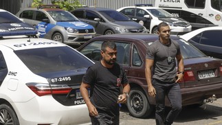 Policiais da Delegacia de Homicídios chegam ao IML — Foto: Gabriel de Paiva/ Agência O Globo