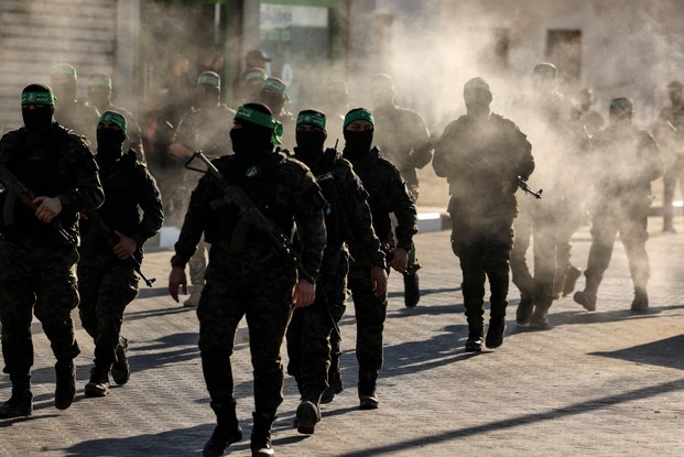 Membros das Brigadas al-Qassam, braço militar do Hamas, durante um desfile na Cidade de Gaza