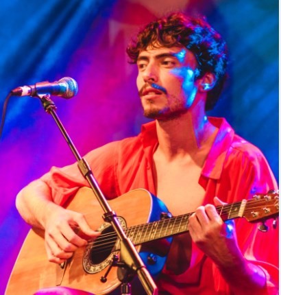 Jaffar Bambirra concilia a carreira de ator com a de cantor e compositor. Ele tem músicas próprias lançadas nas plataformas de áudio e também faz shows pelo país — Foto: Divulgação