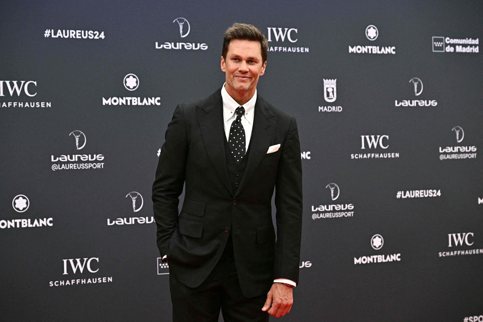 O jogador de futebol americano Tom Brady posa no tapete vermelho antes da 25ª gala do Laureus World Sports Awards em Madri — Foto: JAVIER SORIANO / AFP