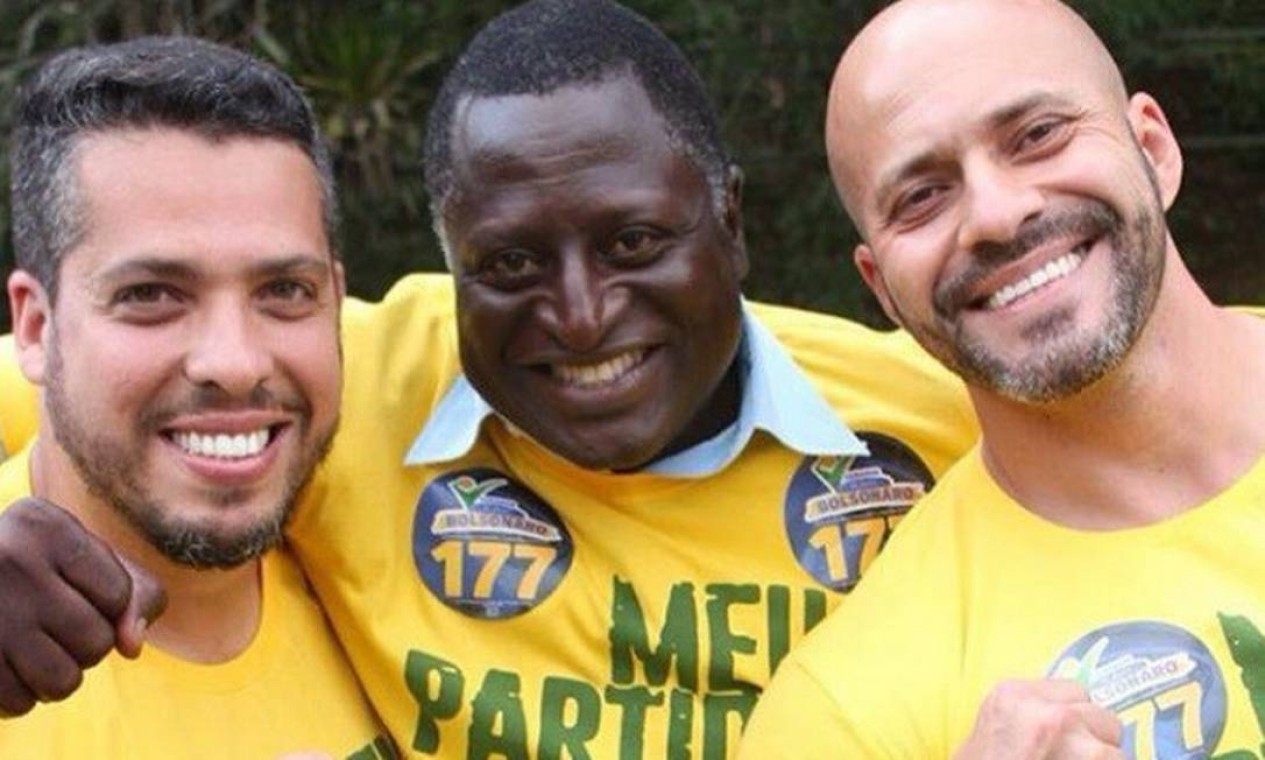 Daniel Silveira posta ao lado de Hélio Lopes e Rodrigo Amorim com a camisa da campanha presidencial de Bolsonaro: "Meu partido é o Brasil"  — Foto: Reprodução / Agência O Globo