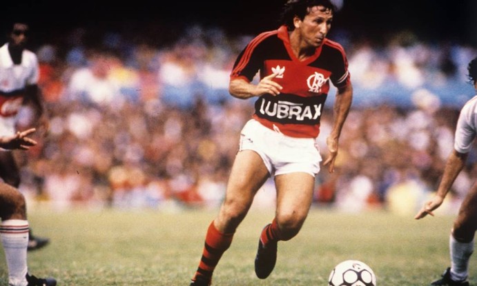 26º - FLAMENGO (1987) - Zico em partida contra o Santa Cruz, no Maracanã.