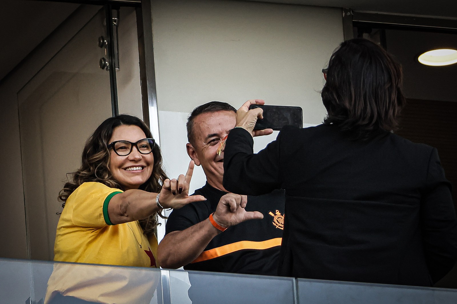 Vestindo camisa verde-e-amarela, Janja posa com torcedor do Corinthians, durante partida contra o Flamengo — Foto: Andre Pera / Pera Photo Press / Agência O Globo
