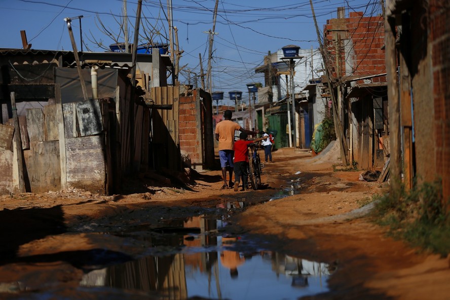 Comunidade sem saneamento no Distrito Federal