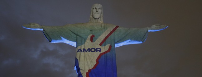 Cristo Redentor recebe projeção de imagens em homenagem aos 40 anos do Rock in Rio — Foto: Domingos Peixoto / Agência O Globo