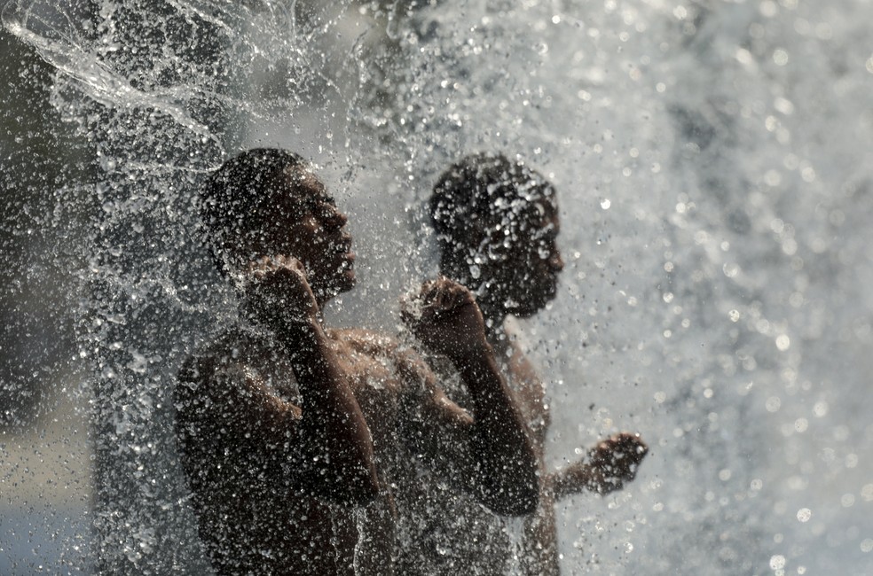 Parque de Madureira virou point para quem quer se refrescar do calor sem ir à praia — Foto: Gabriel de Paiva/Agência O Globo