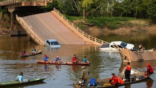 Moradores e socorristas buscam pessoas que caíram no rio Curuçá após uma ponte desabar no município careiro da Várzea, estado do Amazonas — Foto: MICHAEL DANTAS / AFP