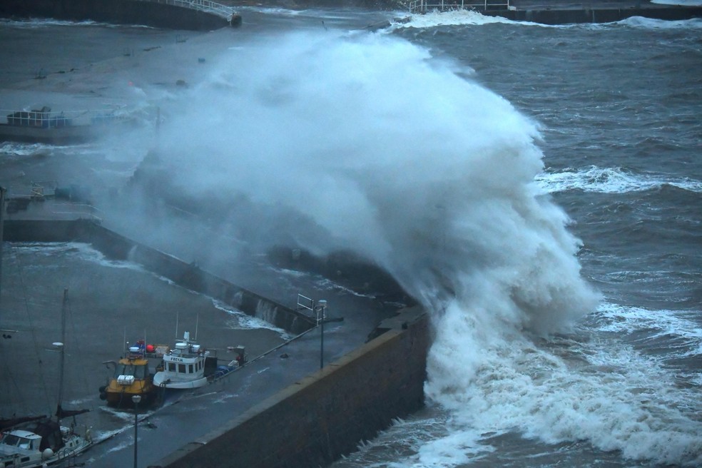 Fortes ondas atingem o porto de Stonehaven, na costa leste da Escócia — Foto: ANDY BUCHANAN/AFP