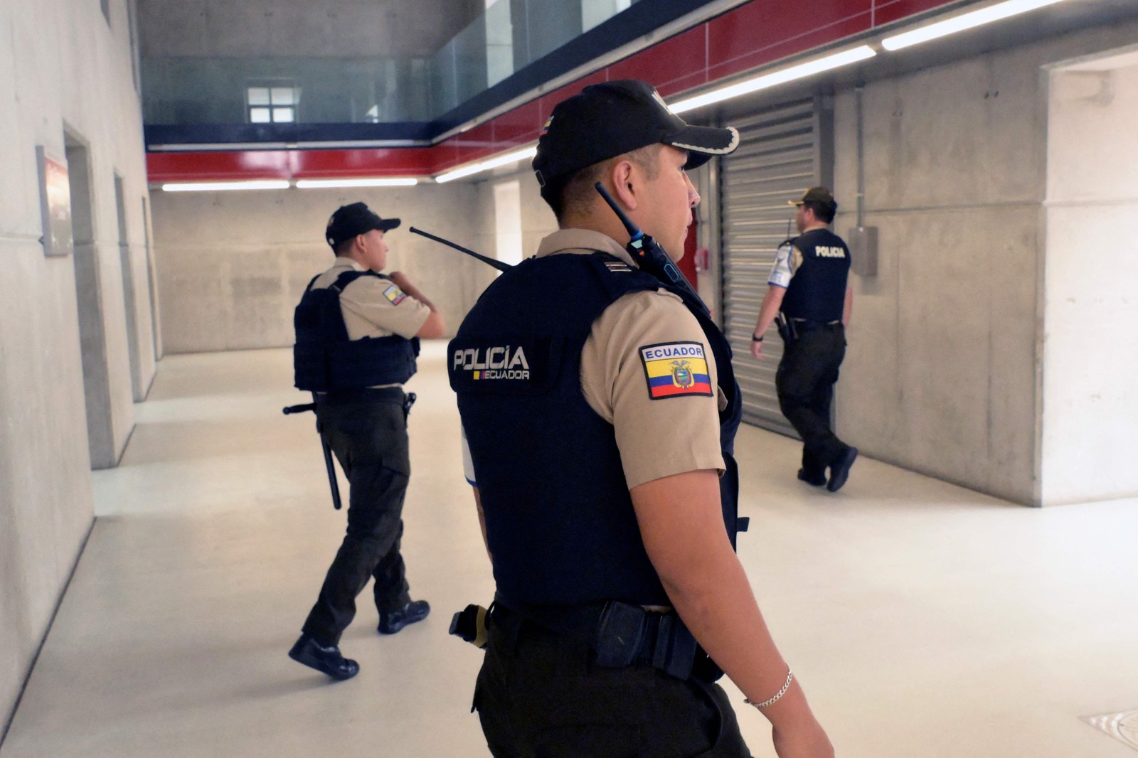 Policiais fecham a estação de metrô de San Francisco como medida de segurança depois que o presidente equatoriano declarou estado de "conflito armado interno" e ordenou que o Exército realizasse operações militares contra as poderosas gangues de drogas do país, no centro de Quito — Foto: AFP