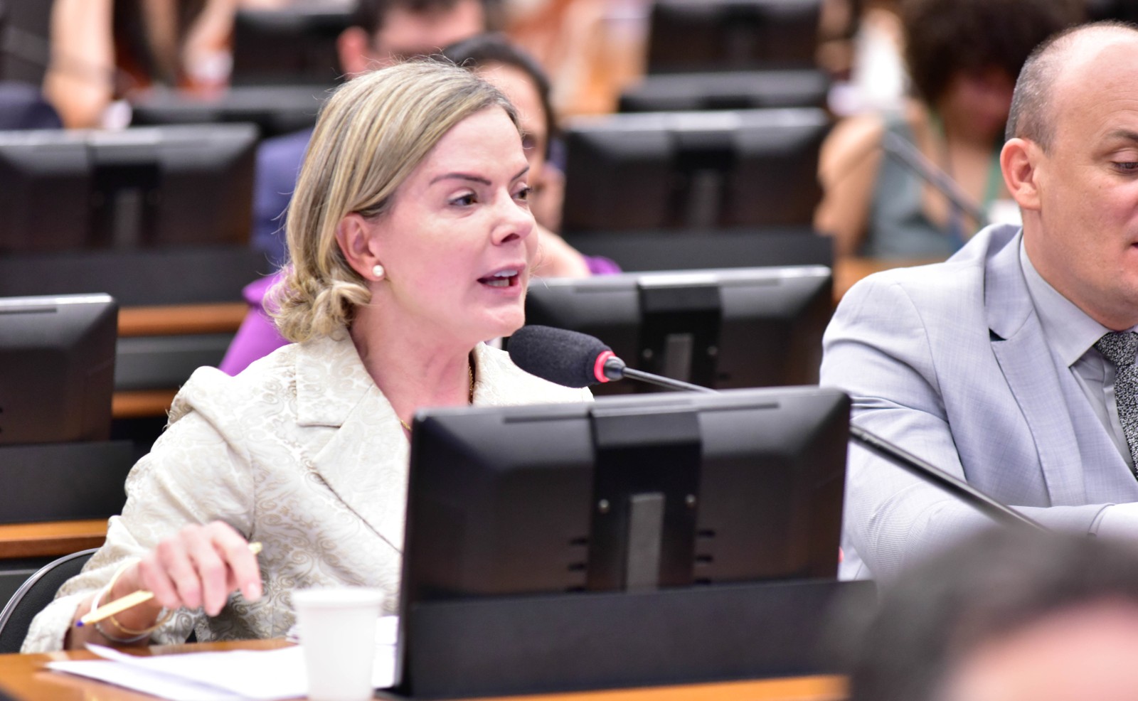 Gleisi Hoffmann critica a Justiça Eleitoral durante sessão de comissão da Câmara — Foto: Zeca Ribeiro/Câmara dos Deputados