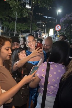 Bruna Marquezine tira fotos com fãs na porta da festa de Anitta