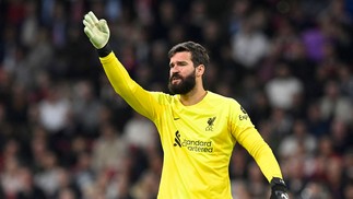 Alisson saiu da Roma logo após a Copa de 2018 para vestir a camisa do Liverpool. Na temporada seguinte, foi campeão da Champions e do Mundial de Clubes e segue na Inglaterra até hoje — Foto: John THYS/AFP