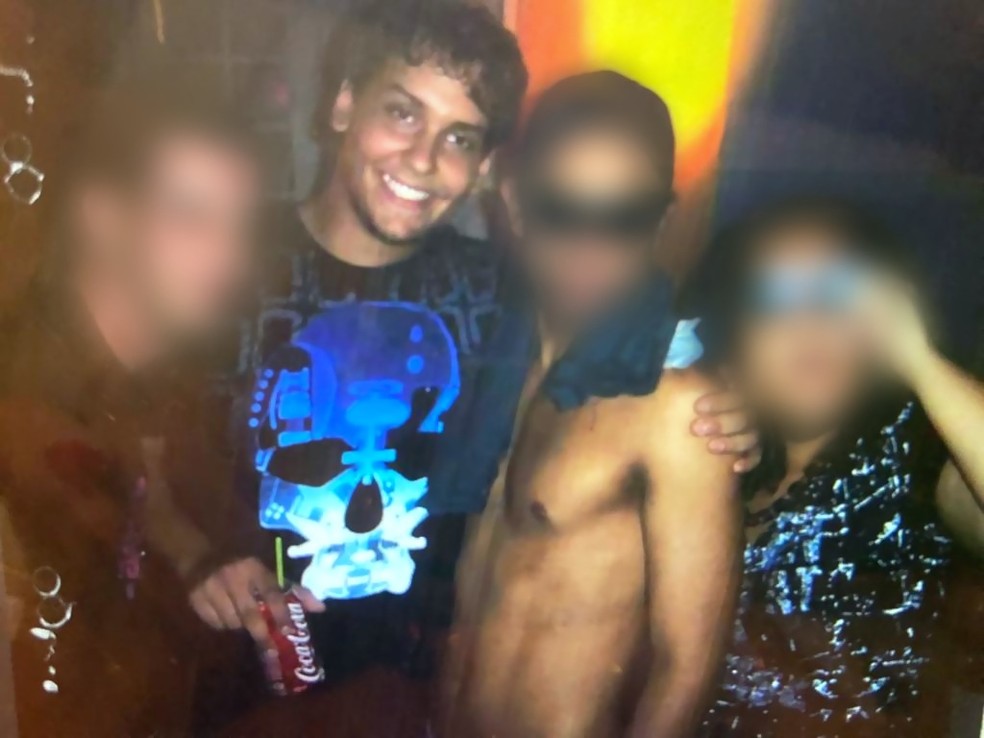 Em uma das fotos que o vendedor encontrou no Orkut, George Anthony Devolder Santos aparece com amigos — Foto: Reprodução